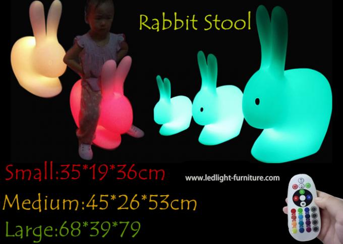 Le lapin rechargeable allument des selles pour le jeu d'enfants et la décoration de vacances de Pâques
