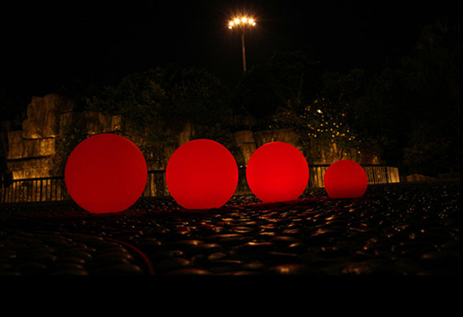 les lumières de boule de 80cm LED imperméabilisent, les lumières de flottement de boule de piscine de parc en plastique de PE 