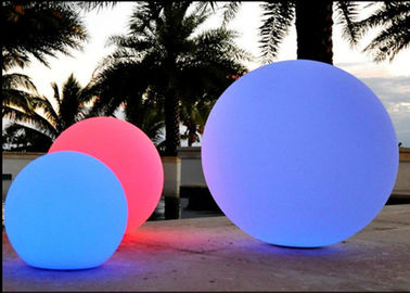 Chine les lumières de boule de 80cm LED imperméabilisent, les lumières de flottement de boule de piscine de parc en plastique de PE  fournisseur