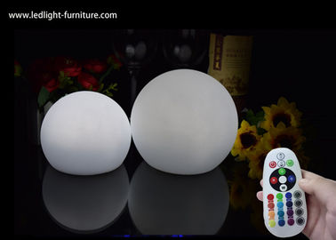 Chine La boule non toxique de la sécurité LED allume la lampe de boule de lune du matériel 15cm de PE pour la crèche fournisseur