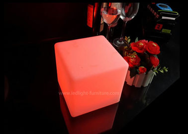 Chine La lumière sans fil de cube en place LED, à piles allument des couleurs multi de Tableau de cube fournisseur