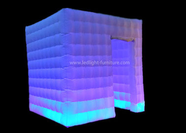 Chine Cabine gonflable blanche de photo de cube d'Oxford LED avec 16 couleurs changeant des lumières fournisseur