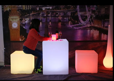 Chine Les couleurs extérieures changeant la LED cubent la chaise légère rechargeable pour l'hôtel/bar/KTV fournisseur